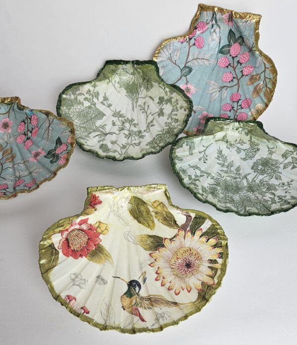 Hummingbird decoupage scallop shell - Image 3