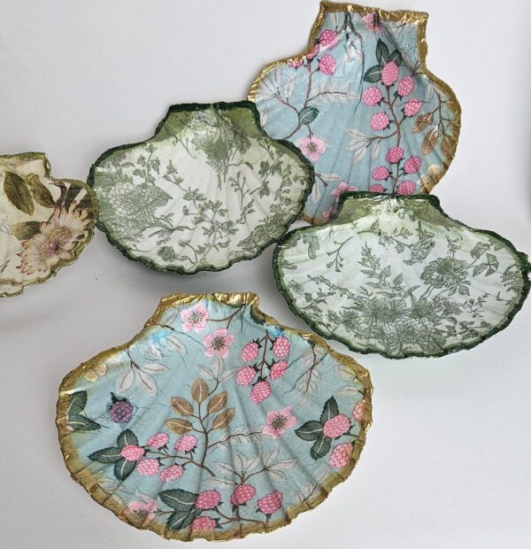 Berries decoupage scallop shell - Image 2