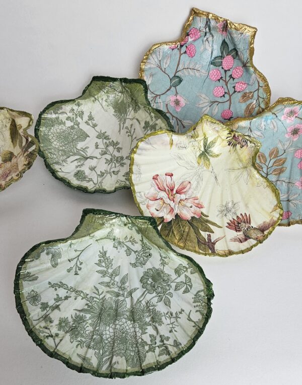 Antique style botanical decoupage scallop shell - Image 2