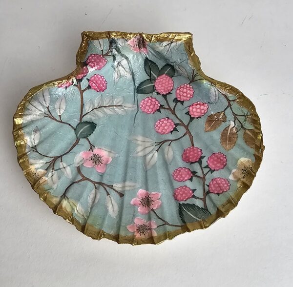 Berries decoupage scallop shell